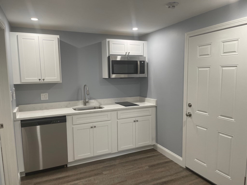 129 Pleasant Street, Weymouth, Massachusetts, 1 Bedroom Bedrooms, 3 Rooms Rooms,1 BathroomBathrooms,Residential Lease,For Rent,Pleasant Street,73465082