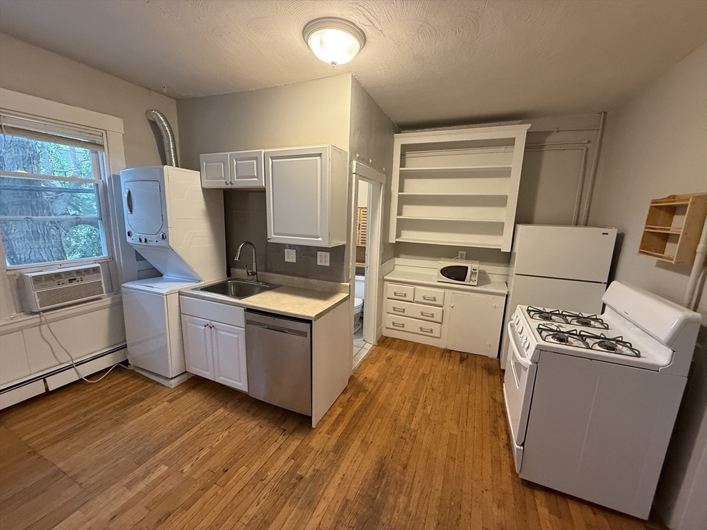 150 Fifth St., Cambridge, Massachusetts, 1 Bedroom Bedrooms, 3 Rooms Rooms,1 BathroomBathrooms,Residential Lease,For Rent,Fifth St.,73473311