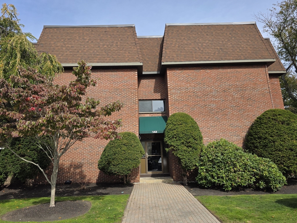 142 Kenrick St, Boston, Massachusetts, 2 Bedrooms Bedrooms, 4 Rooms Rooms,1 BathroomBathrooms,Residential,For Sale,Kenrick St,73446887