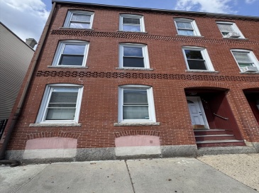 206 Chelsea St, Boston, Massachusetts, 3 Bedrooms Bedrooms, 11 Rooms Rooms,3 BathroomsBathrooms,Residential Income,For Sale,Chelsea St,73452847