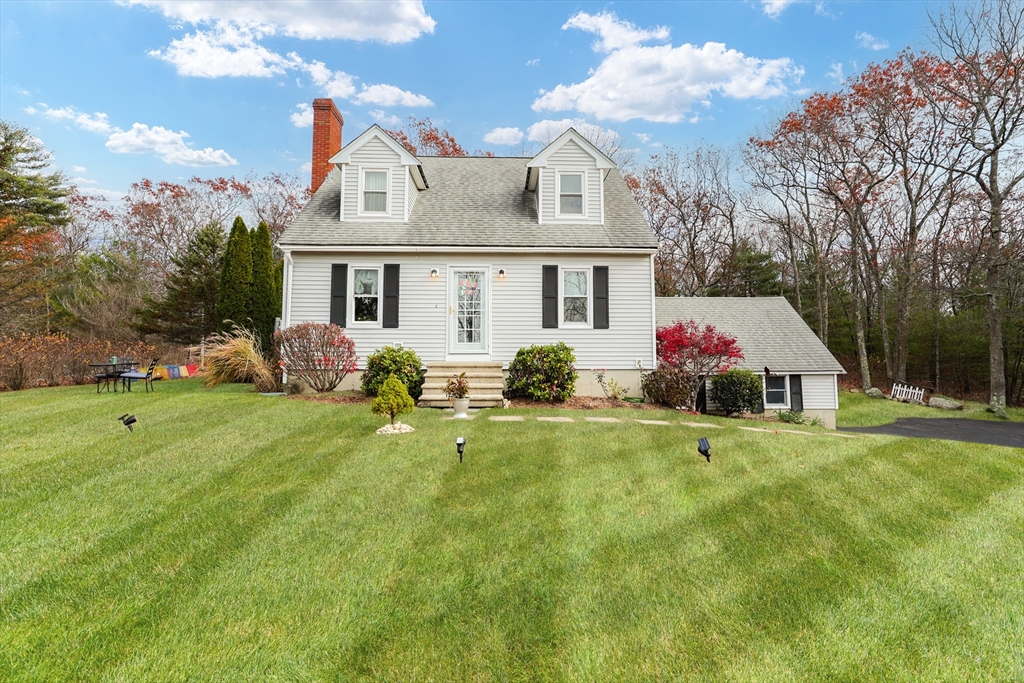 75 Lake St, Uxbridge, Massachusetts, 3 Bedrooms Bedrooms, 6 Rooms Rooms,2.5 BathroomsBathrooms,Residential,For Sale,Lake St,73456355