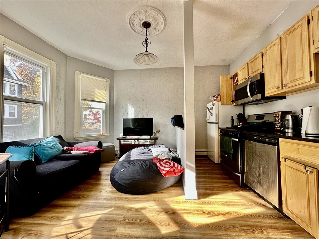 93 Hillside St, Boston, Massachusetts, 4 Bedrooms Bedrooms, 5 Rooms Rooms,2 BathroomsBathrooms,Residential Lease,For Rent,Hillside St,73473651