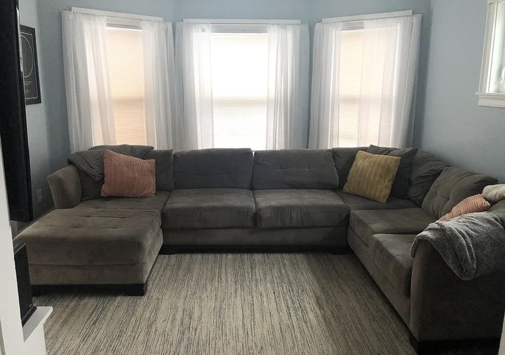 9 Bellevue Ave, Winthrop, Massachusetts, 3 Bedrooms Bedrooms, 6 Rooms Rooms,1 BathroomBathrooms,Residential Lease,For Rent,Bellevue Ave,73473655