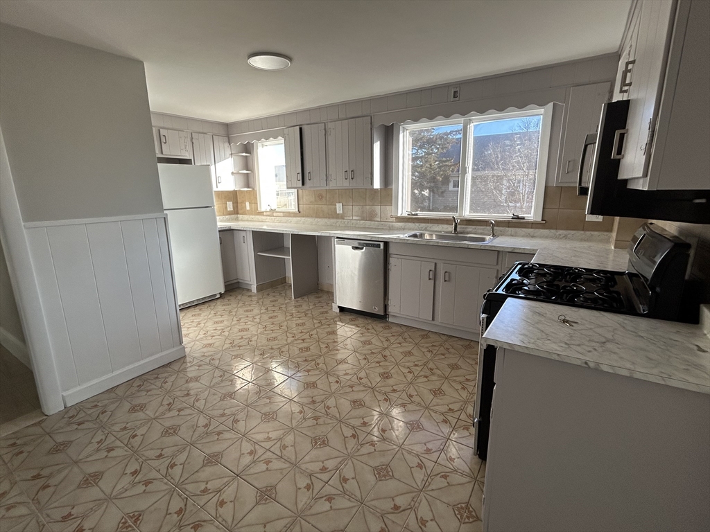 21-21a Carney St, Medford, Massachusetts, 3 Bedrooms Bedrooms, 5 Rooms Rooms,1 BathroomBathrooms,Residential Lease,For Rent,Carney St,73473676