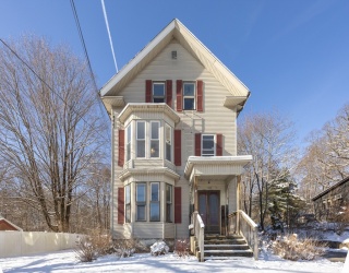 584 Mount Hope St, North Attleboro, Massachusetts, 2 Bedrooms Bedrooms, 5 Rooms Rooms,1 BathroomBathrooms,Residential Lease,For Rent,Mount Hope St,73473508