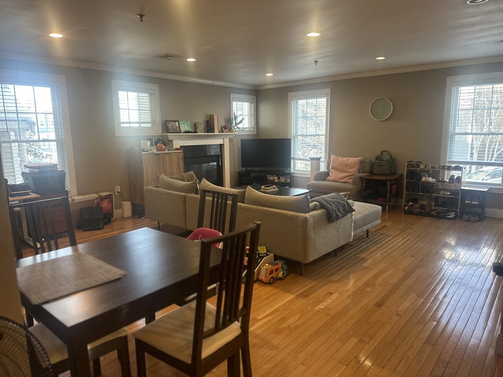 137 Calumet St, Boston, Massachusetts, 2 Bedrooms Bedrooms, 4 Rooms Rooms,2 BathroomsBathrooms,Residential Lease,For Rent,Calumet St,73473561