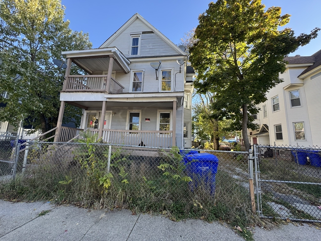 131 College St, Springfield, Massachusetts, 7 Bedrooms Bedrooms, 15 Rooms Rooms,3 BathroomsBathrooms,Residential Income,For Sale,College St,73473573