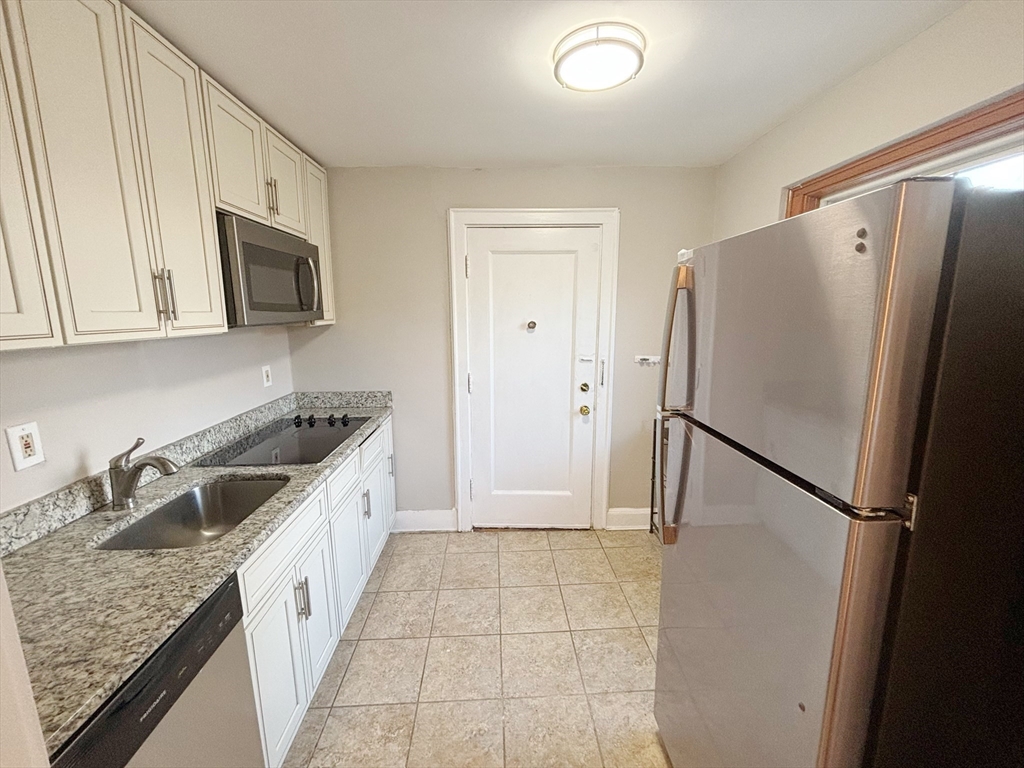 195 Thomas Burgin Pkwy, Quincy, Massachusetts, 2 Bedrooms Bedrooms, 3 Rooms Rooms,1 BathroomBathrooms,Residential Lease,For Rent,Thomas Burgin Pkwy,73473617