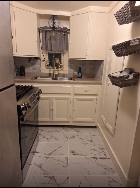 28 Cove Street, New Bedford, Massachusetts, 3 Bedrooms Bedrooms, 5 Rooms Rooms,1 BathroomBathrooms,Residential Lease,For Rent,Cove Street,73473627