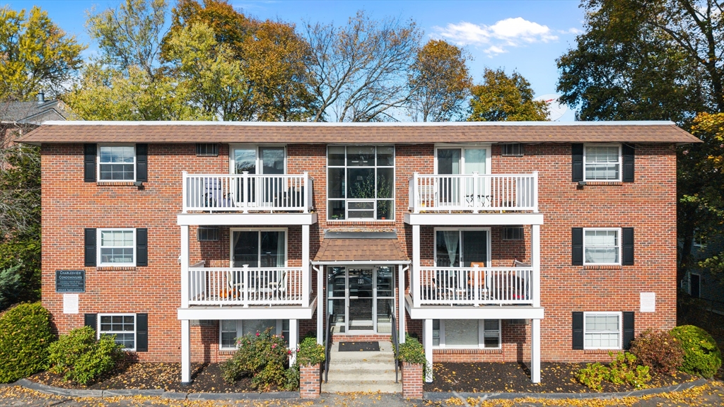 99 Pleasant St, Watertown, Massachusetts, 2 Bedrooms Bedrooms, 4 Rooms Rooms,1 BathroomBathrooms,Residential,For Sale,Pleasant St,73449740