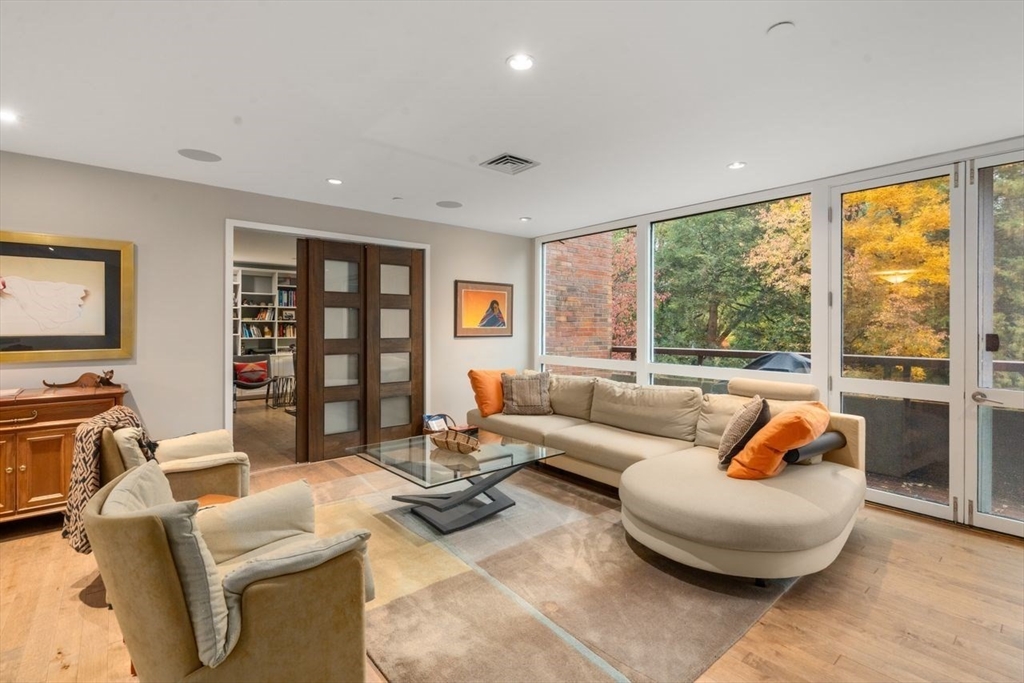 241 Perkins St, Boston, Massachusetts, 3 Bedrooms Bedrooms, 5 Rooms Rooms,2 BathroomsBathrooms,Residential,For Sale,Perkins St,73453443