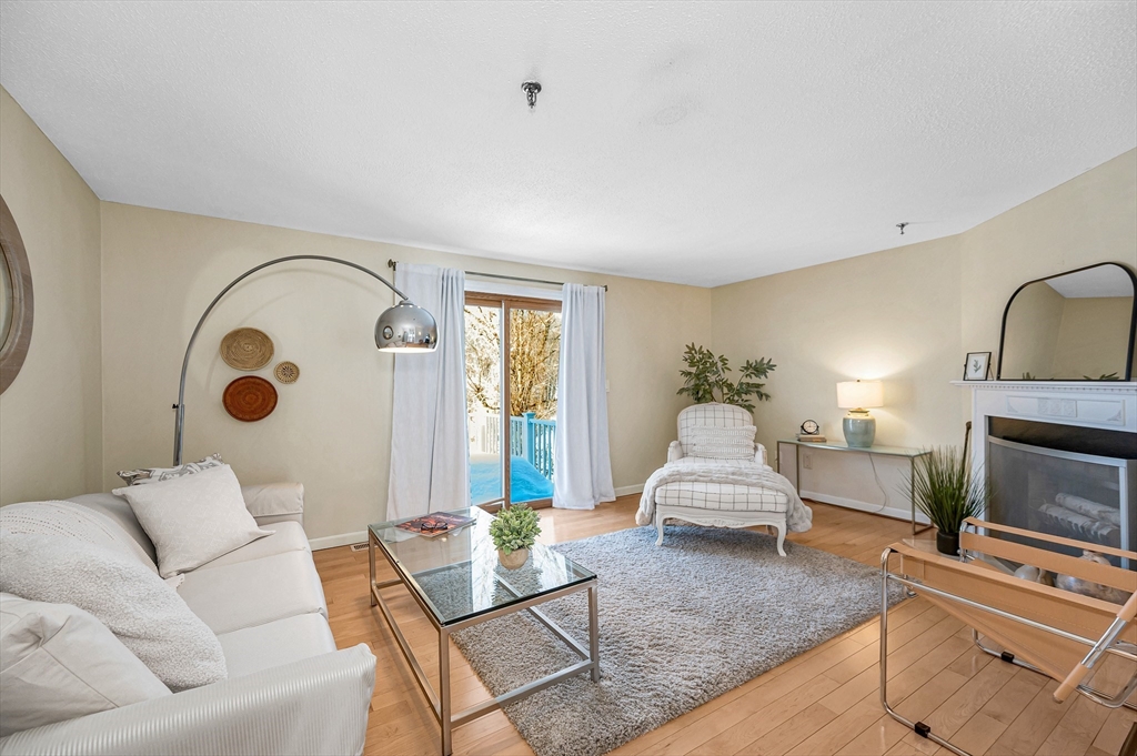 51 Tobey Rd, Dracut, Massachusetts, 2 Bedrooms Bedrooms, 6 Rooms Rooms,1.5 BathroomsBathrooms,Residential,For Sale,Tobey Rd,73473702