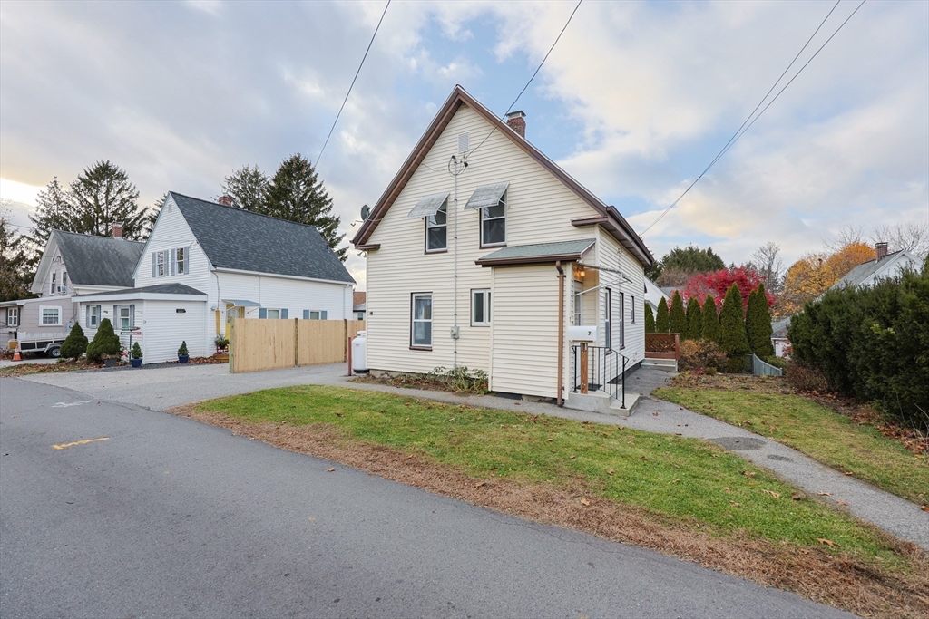 7 Howard Place, Franklin, Massachusetts, 3 Bedrooms Bedrooms, 6 Rooms Rooms,1 BathroomBathrooms,Residential,For Sale,Howard Place,73454587