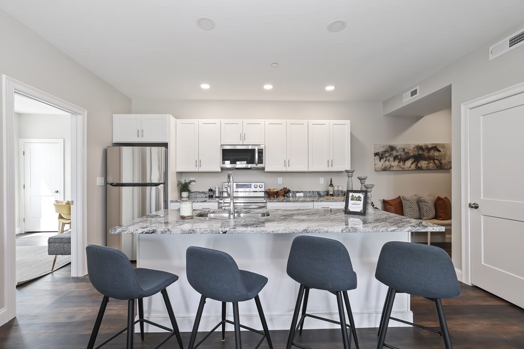 734 South Street, Boston, Massachusetts, 2 Bedrooms Bedrooms, 5 Rooms Rooms,2 BathroomsBathrooms,Residential Lease,For Rent,South Street,73473896