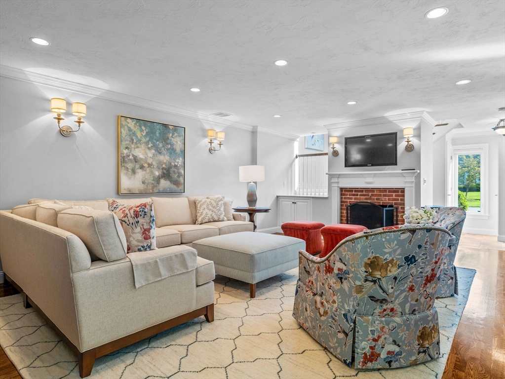 4 Farmer Road, Milton, Massachusetts, 2 Bedrooms Bedrooms, 5 Rooms Rooms,2.5 BathroomsBathrooms,Residential,For Sale,Farmer Road,73473878