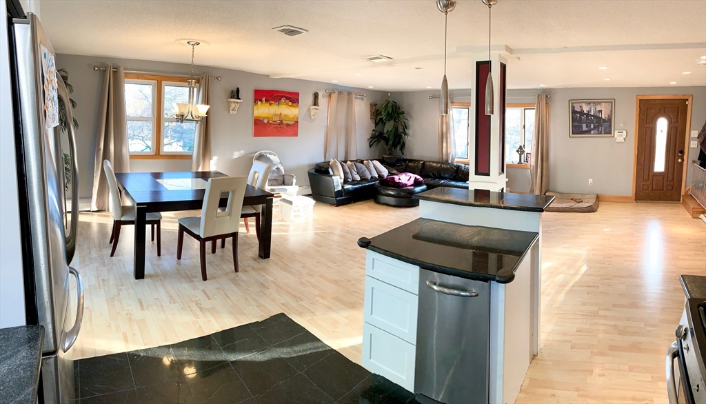 188 Middlesex Avenue, Medford, Massachusetts, 3 Bedrooms Bedrooms, 6 Rooms Rooms,2 BathroomsBathrooms,Residential Lease,For Rent,Middlesex Avenue,73474014