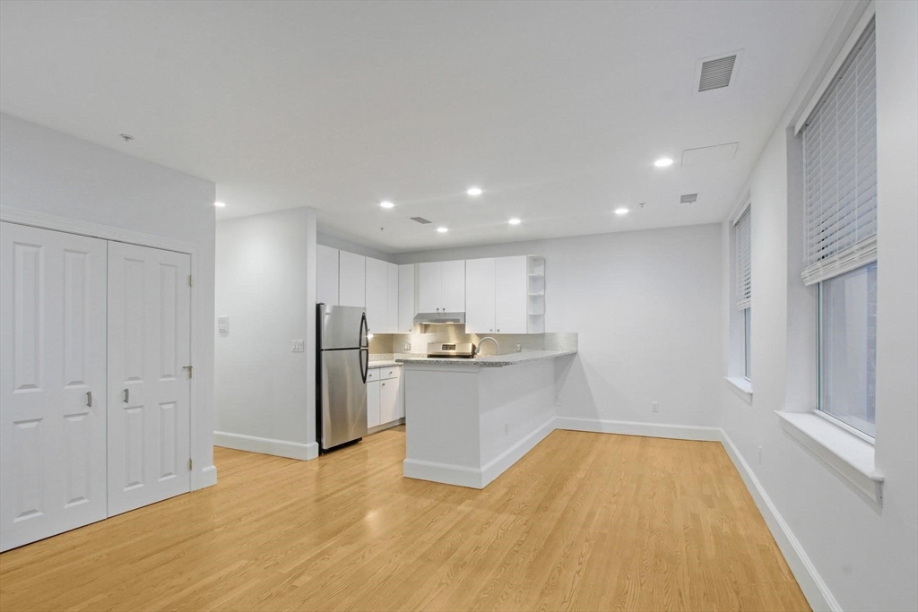 140 Boylston St., Boston, Massachusetts, 1 Bedroom Bedrooms, 2 Rooms Rooms,1 BathroomBathrooms,Residential Lease,For Rent,Boylston St.,73467623