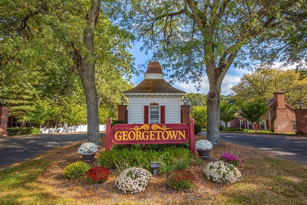 52 Smithfield Ct, Springfield, Massachusetts, 2 Bedrooms Bedrooms, 5 Rooms Rooms,1.5 BathroomsBathrooms,Residential,For Sale,Smithfield Ct,73441127