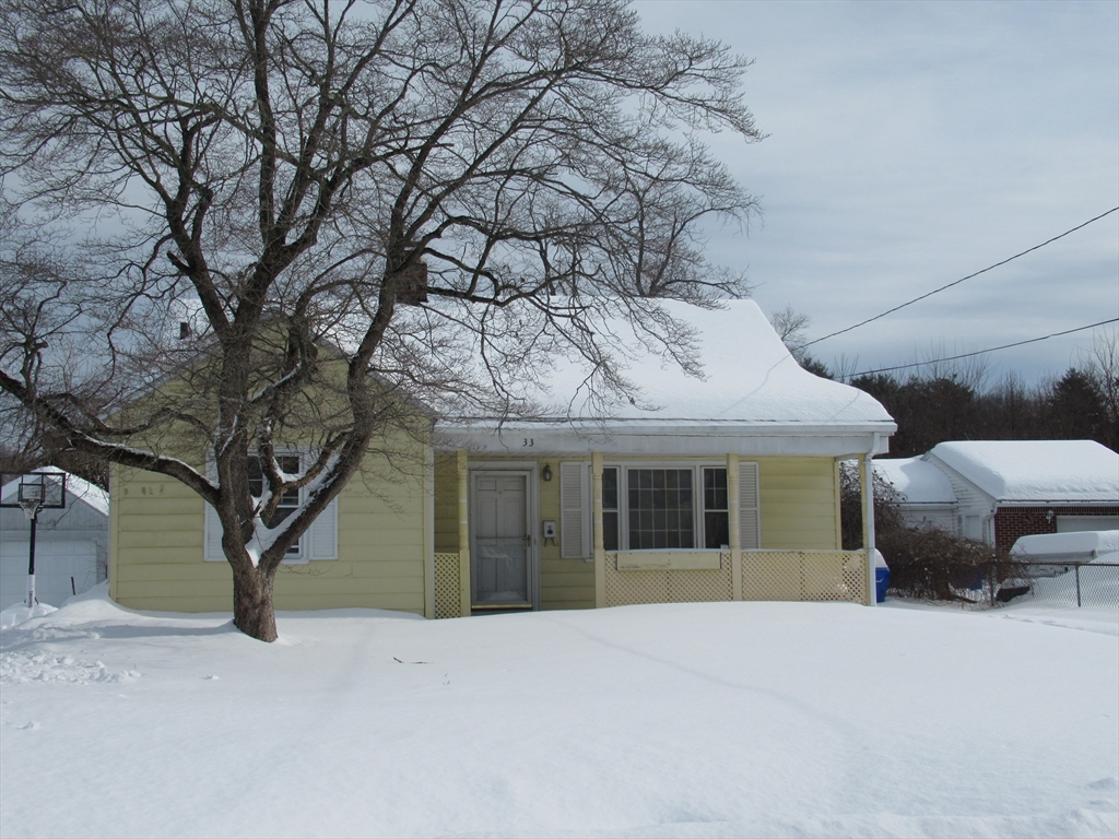 33 Connolly St, Springfield, Massachusetts, 2 Bedrooms Bedrooms, 4 Rooms Rooms,1 BathroomBathrooms,Residential,For Sale,Connolly St,73474231