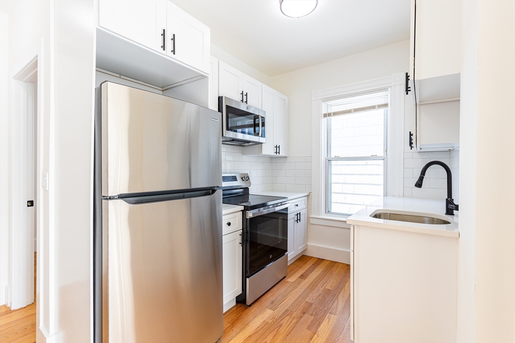 633 East 6th Street, Boston, Massachusetts, 4 Bedrooms Bedrooms, 6 Rooms Rooms,2 BathroomsBathrooms,Residential Lease,For Rent,East 6th Street,73474111