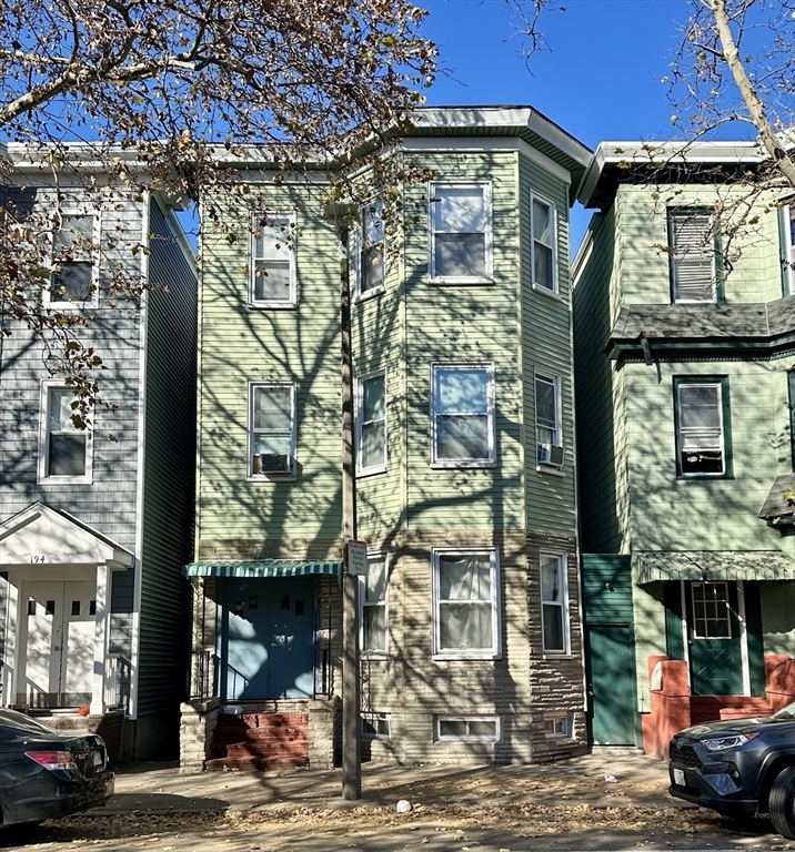 196 Chelsea Street, Boston, Massachusetts, 3 Bedrooms Bedrooms, 5 Rooms Rooms,1 BathroomBathrooms,Residential Lease,For Rent,Chelsea Street,73474121