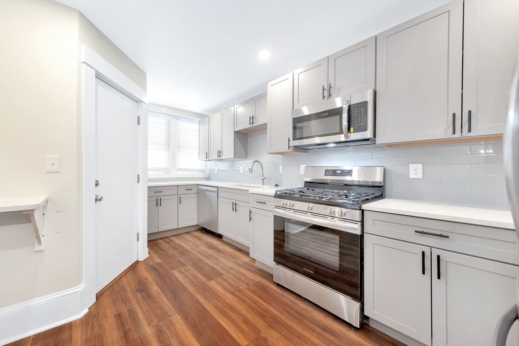 107 School Street, Boston, Massachusetts, 4 Bedrooms Bedrooms, 6 Rooms Rooms,2 BathroomsBathrooms,Residential Lease,For Rent,School Street,73474158