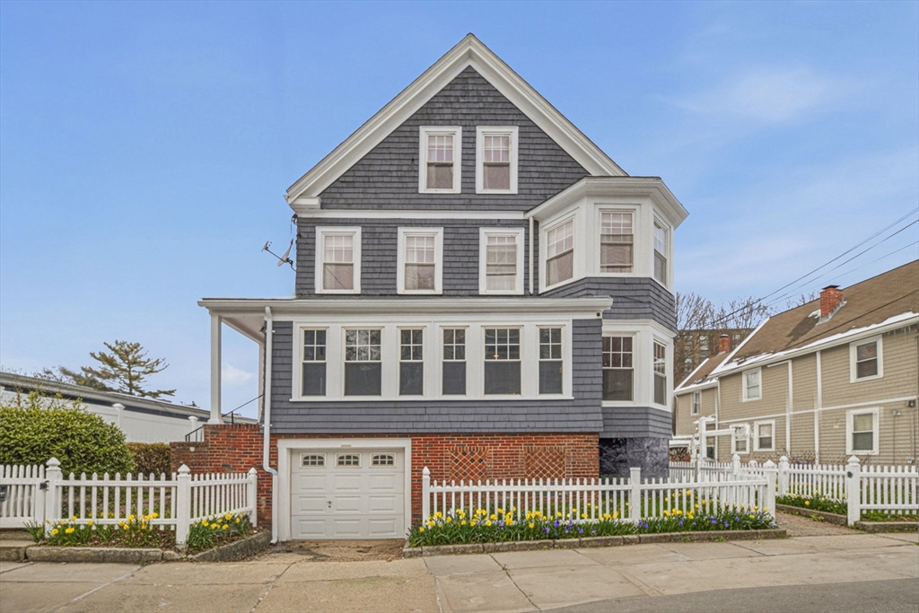 87 Burt St, Boston, Massachusetts, 4 Bedrooms Bedrooms, 13 Rooms Rooms,3 BathroomsBathrooms,Residential Income,For Sale,Burt St,73474218