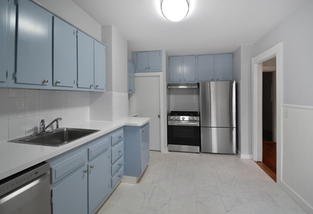 110 Webster St, Newton, Massachusetts, 3 Bedrooms Bedrooms, 6 Rooms Rooms,1.5 BathroomsBathrooms,Residential Lease,For Rent,Webster St,73449992