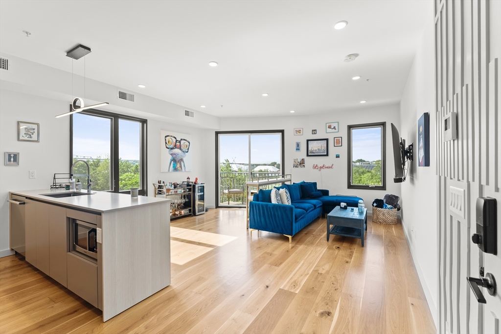 191 Condor St, Boston, Massachusetts, 2 Bedrooms Bedrooms, 5 Rooms Rooms,2 BathroomsBathrooms,Residential,For Sale,Condor St,73474377