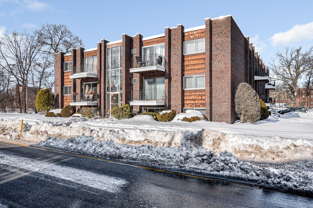 37 South St, Medford, Massachusetts, 1 Bedroom Bedrooms, 3 Rooms Rooms,1 BathroomBathrooms,Residential,For Sale,South St,73474484