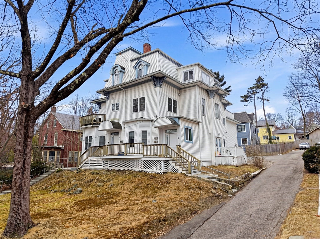 8-10 Bennington Street, Newton, Massachusetts, 13 Bedrooms Bedrooms, 19 Rooms Rooms,8 BathroomsBathrooms,Residential Income,For Sale,Bennington Street,73474412