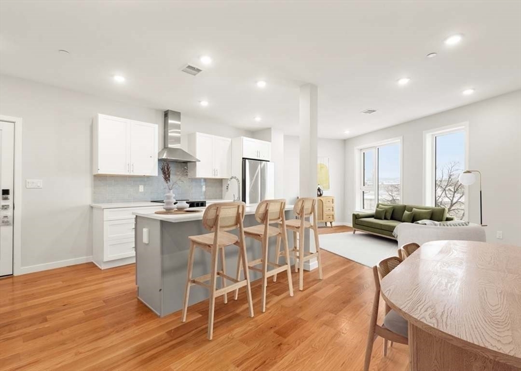 267 Old Colony, Boston, Massachusetts, 2 Bedrooms Bedrooms, 4 Rooms Rooms,2 BathroomsBathrooms,Residential Lease,For Rent,Old Colony,73474522