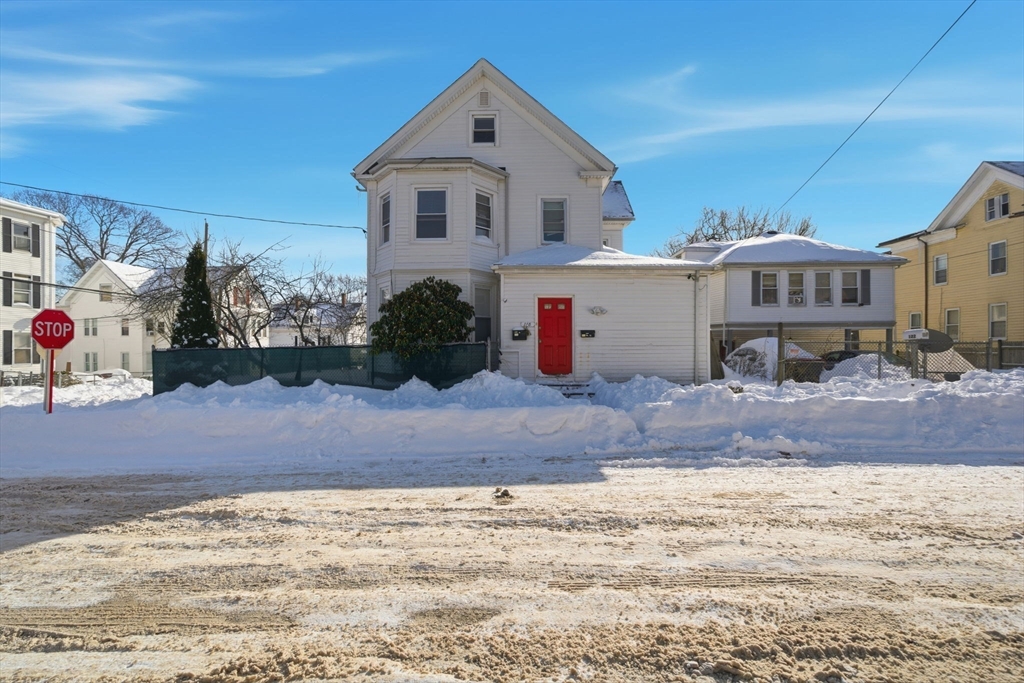 118 Bartlett St, Brockton, Massachusetts, 7 Bedrooms Bedrooms, 12 Rooms Rooms,3 BathroomsBathrooms,Residential Income,For Sale,Bartlett St,73474536