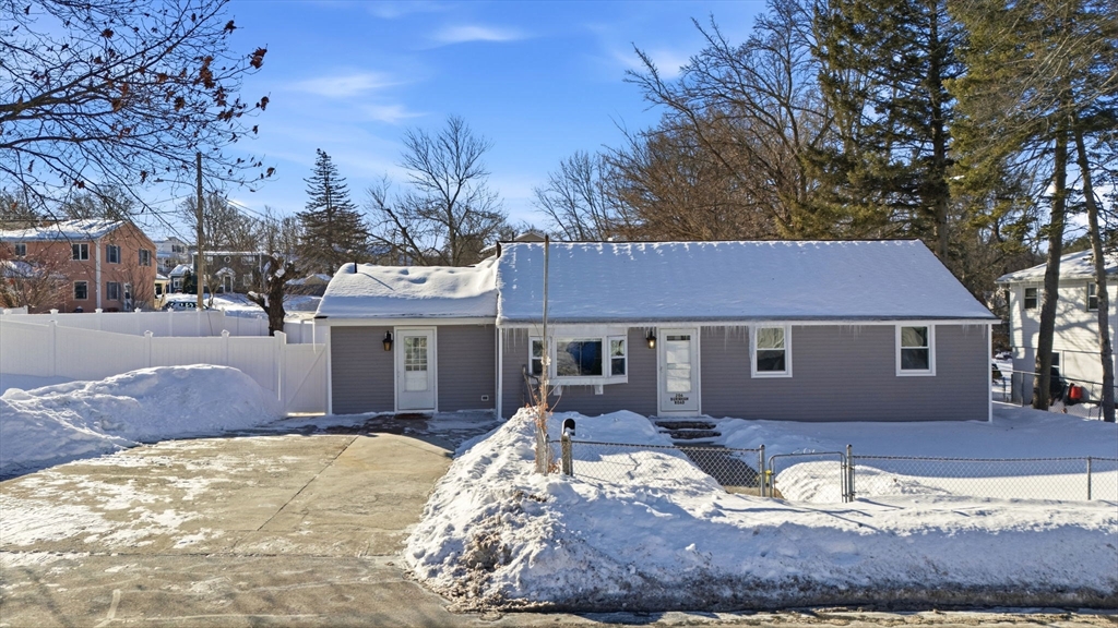 206 Burnham, Lowell, Massachusetts, 4 Bedrooms Bedrooms, 8 Rooms Rooms,2 BathroomsBathrooms,Residential,For Sale,Burnham,73474555