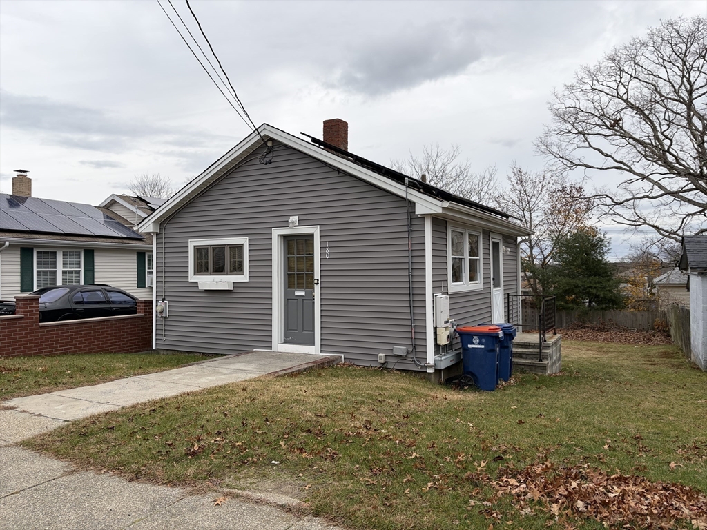 180 Rochambeau St, New Bedford, Massachusetts, 1 Bedroom Bedrooms, 3 Rooms Rooms,1 BathroomBathrooms,Residential,For Sale,Rochambeau St,73460887