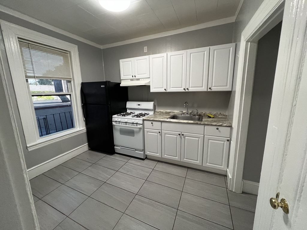 64 Hollis Street, Framingham, Massachusetts, 1 Bedroom Bedrooms, 3 Rooms Rooms,1 BathroomBathrooms,Residential Lease,For Rent,Hollis Street,73474571