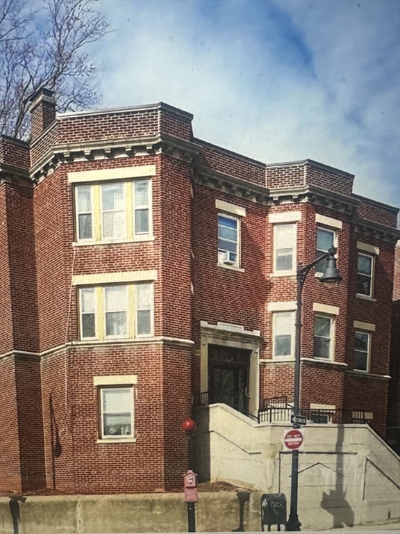1725 Commonwealth Ave, Boston, Massachusetts, 2 Bedrooms Bedrooms, 4 Rooms Rooms,1 BathroomBathrooms,Residential Lease,For Rent,Commonwealth Ave,73474706