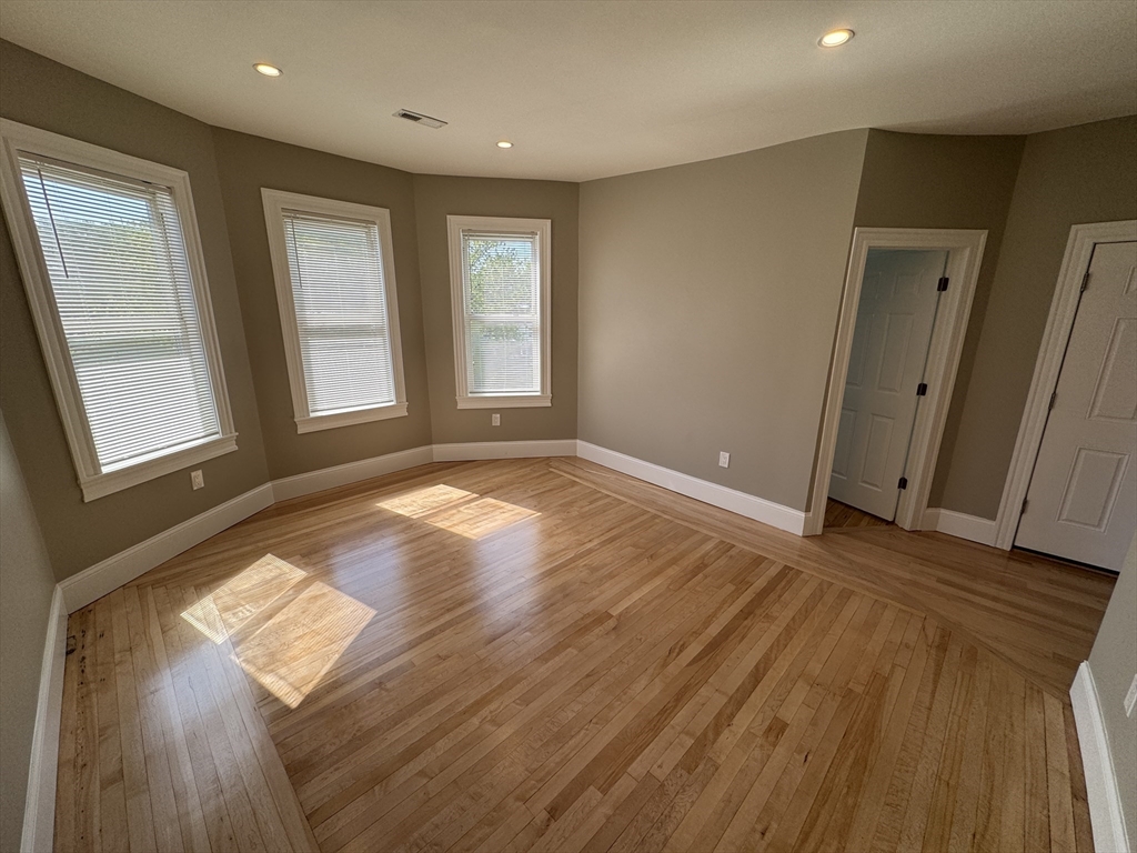 29 Cameron Ave, Somerville, Massachusetts, 4 Bedrooms Bedrooms, 6 Rooms Rooms,3 BathroomsBathrooms,Residential Lease,For Rent,Cameron Ave,73474716