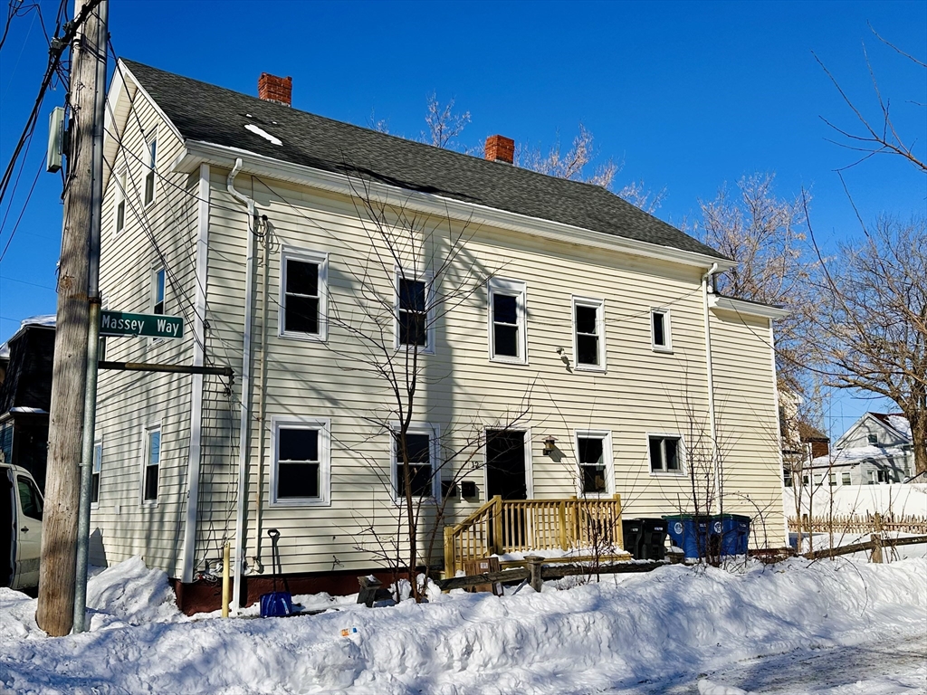 12 Thorndike St, Salem, Massachusetts, 4 Bedrooms Bedrooms, 6 Rooms Rooms,1 BathroomBathrooms,Residential Lease,For Rent,Thorndike St,73474766