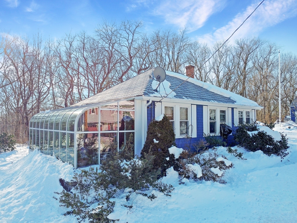 62 Lois Street, Haverhill, Massachusetts, 2 Bedrooms Bedrooms, 5 Rooms Rooms,1 BathroomBathrooms,Residential,For Sale,Lois Street,73474753