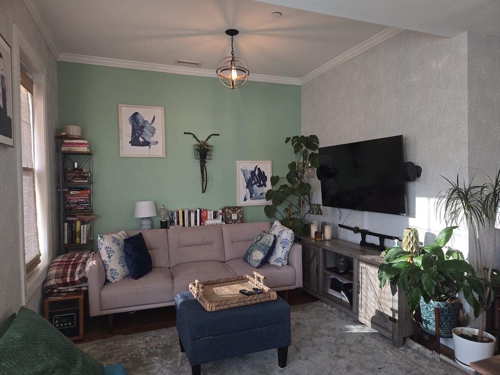 306 Maverick St, Boston, Massachusetts, 2 Bedrooms Bedrooms, 5 Rooms Rooms,2 BathroomsBathrooms,Residential Lease,For Rent,Maverick St,73474798