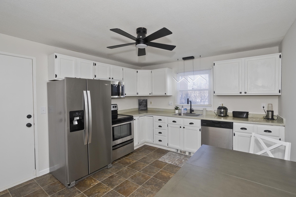 60 Chapin St, Holyoke, Massachusetts, 2 Bedrooms Bedrooms, 4 Rooms Rooms,1 BathroomBathrooms,Residential,For Sale,Chapin St,73474873