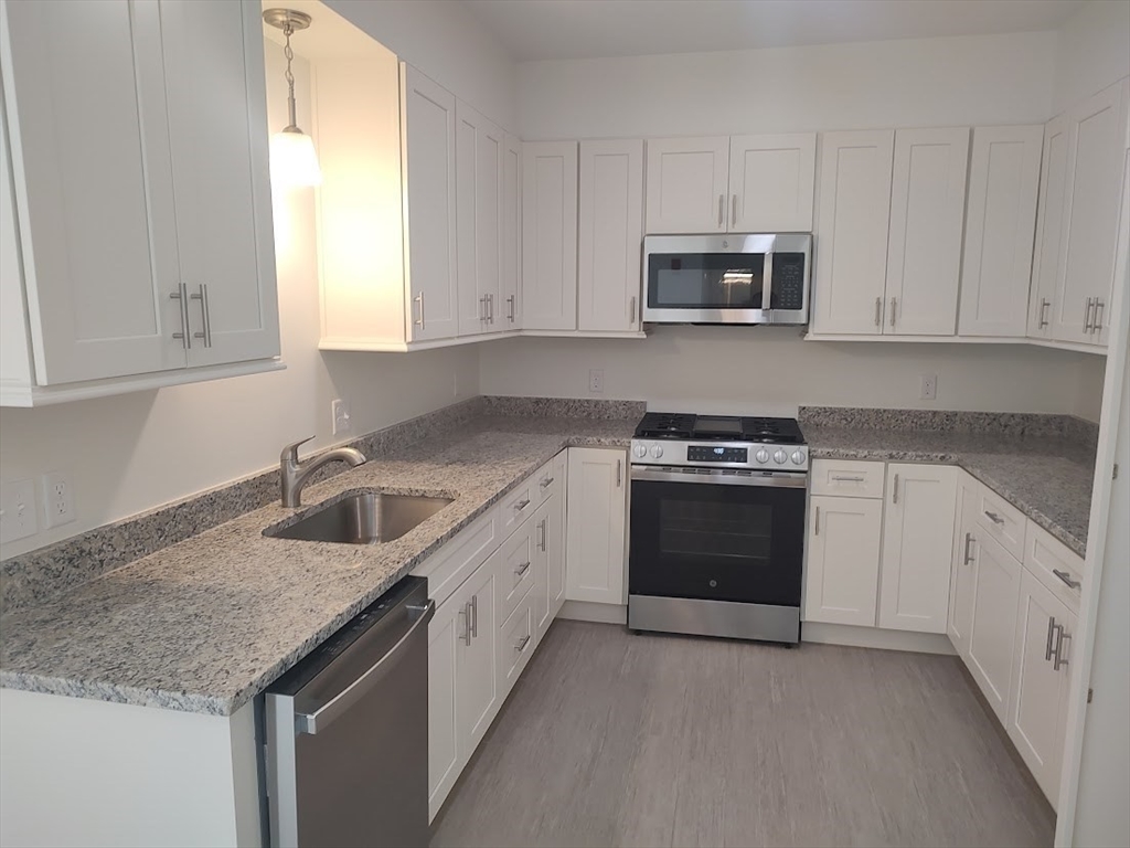 10 Franklin Ave, Revere, Massachusetts, 2 Bedrooms Bedrooms, 5 Rooms Rooms,1 BathroomBathrooms,Residential Lease,For Rent,Franklin Ave,73474915