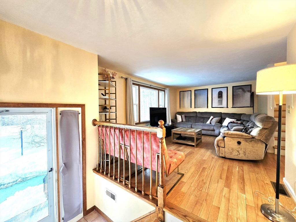 4 Villa Roma Dr, Tewksbury, Massachusetts, 3 Bedrooms Bedrooms, 7 Rooms Rooms,1.5 BathroomsBathrooms,Residential,For Sale,Villa Roma Dr,73474913