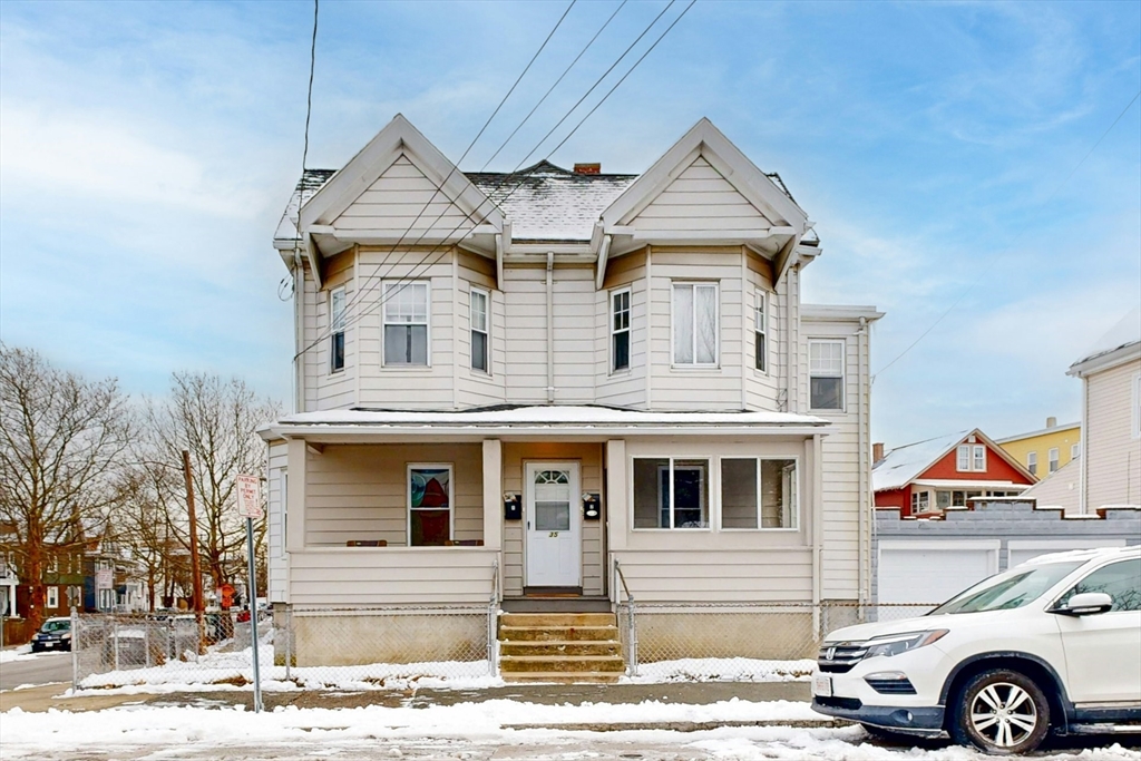 35 Henry St, Medford, Massachusetts, 4 Bedrooms Bedrooms, 10 Rooms Rooms,2 BathroomsBathrooms,Residential Income,For Sale,Henry St,73474862