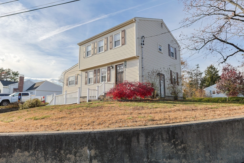 1 Revere Drive, Foxboro, Massachusetts, 3 Bedrooms Bedrooms, 7 Rooms Rooms,1.5 BathroomsBathrooms,Residential,For Sale,Revere Drive,73452963