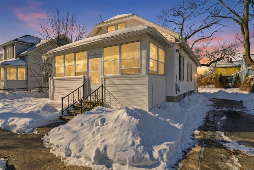 200 El Paso St, Springfield, Massachusetts, 2 Bedrooms Bedrooms, 4 Rooms Rooms,1 BathroomBathrooms,Residential,For Sale,El Paso St,73474981