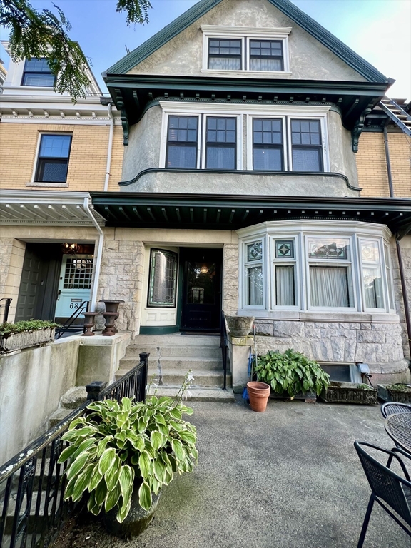 684 Washington St, Brookline, Massachusetts, 3 Bedrooms Bedrooms, 9 Rooms Rooms,2.5 BathroomsBathrooms,Residential Lease,For Rent,Washington St,73475009