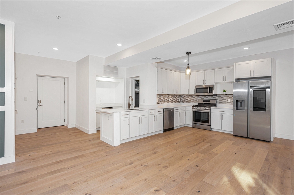 17 Kearney Sq, Lowell, Massachusetts, 2 Bedrooms Bedrooms, 5 Rooms Rooms,3 BathroomsBathrooms,Residential,For Sale,Kearney Sq,73452550
