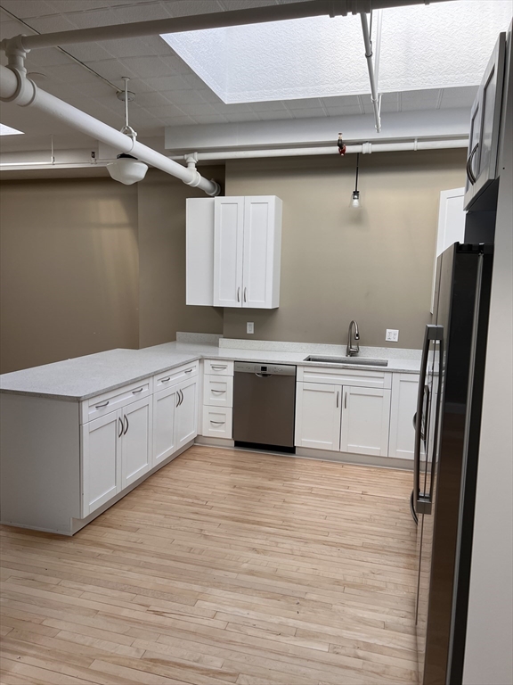 158 Main, Greenfield, Massachusetts, 1 Bedroom Bedrooms, 3 Rooms Rooms,1 BathroomBathrooms,Residential Lease,For Rent,Main,73475097